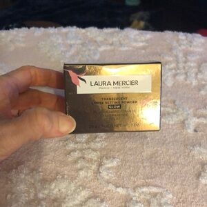 Laura Mercier Gold Setting Powder for a Flawless Finish